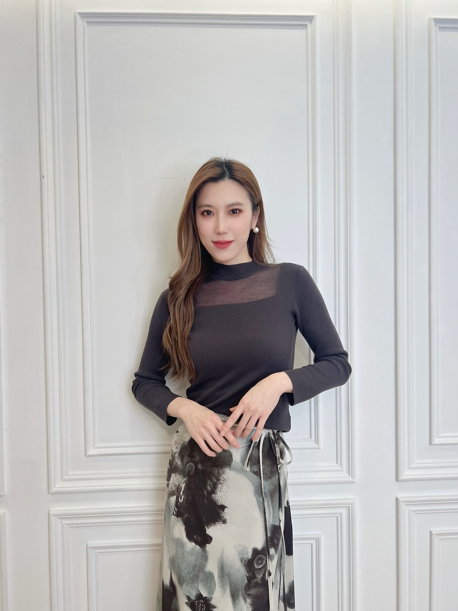 領間透膚素面針織上衣