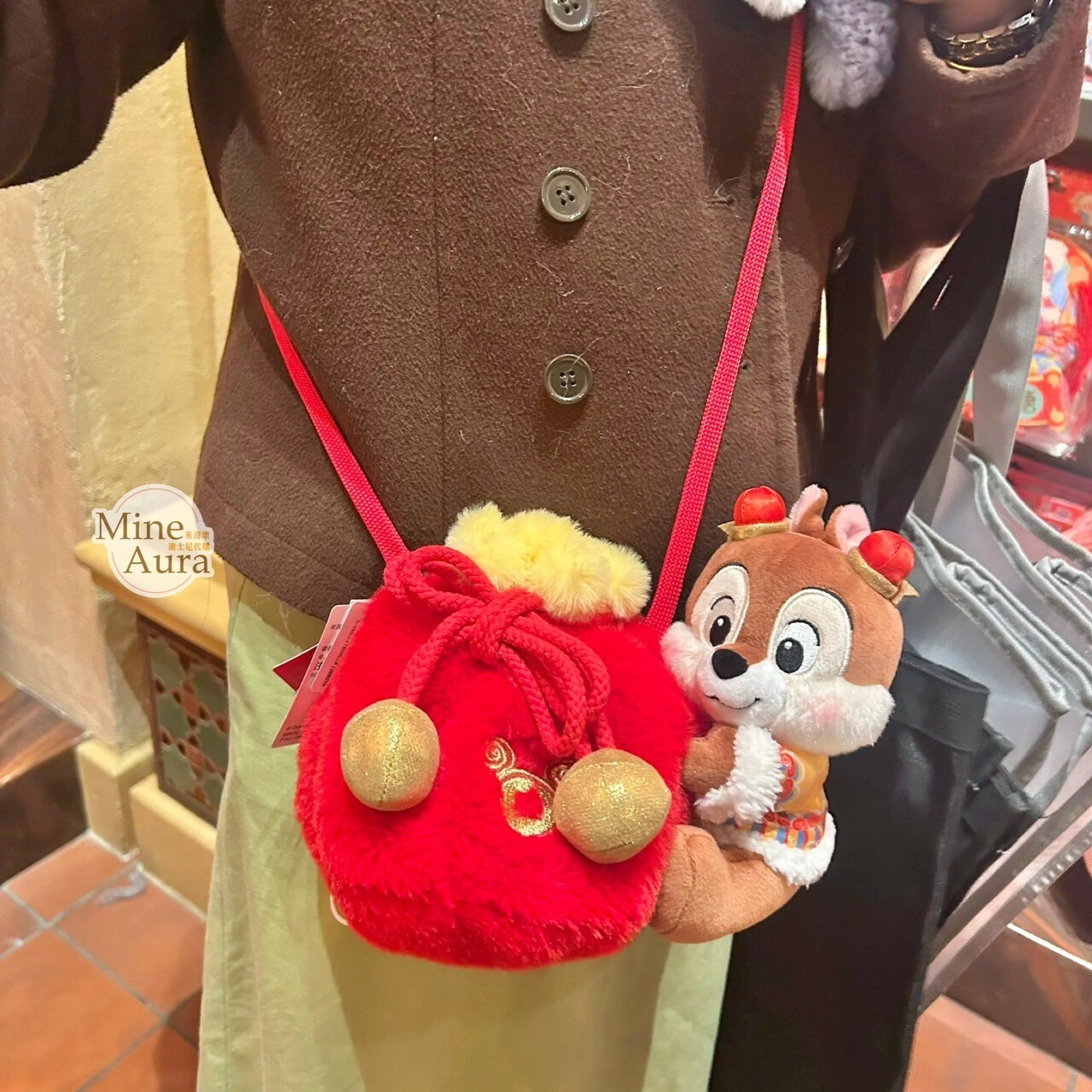 (限時特價) 2025 新春限定 米奇 Mickey 與好友們 奇奇蒂蒂 Chip 'n Dale 絨毛造型 斜背包 -上海迪士尼樂園