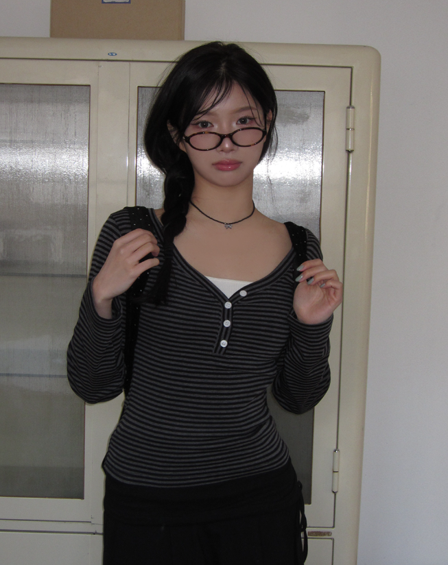 早秋預訂｜條紋扣V領長袖上衣