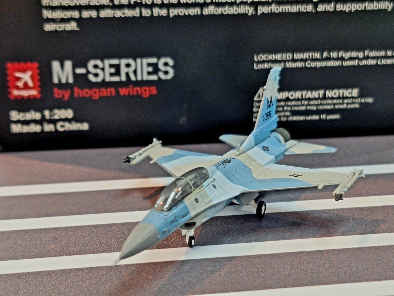 Hogan M-Series 1/200 美國空軍 F-16D 艾爾生 機號AK366 側衛塗裝
