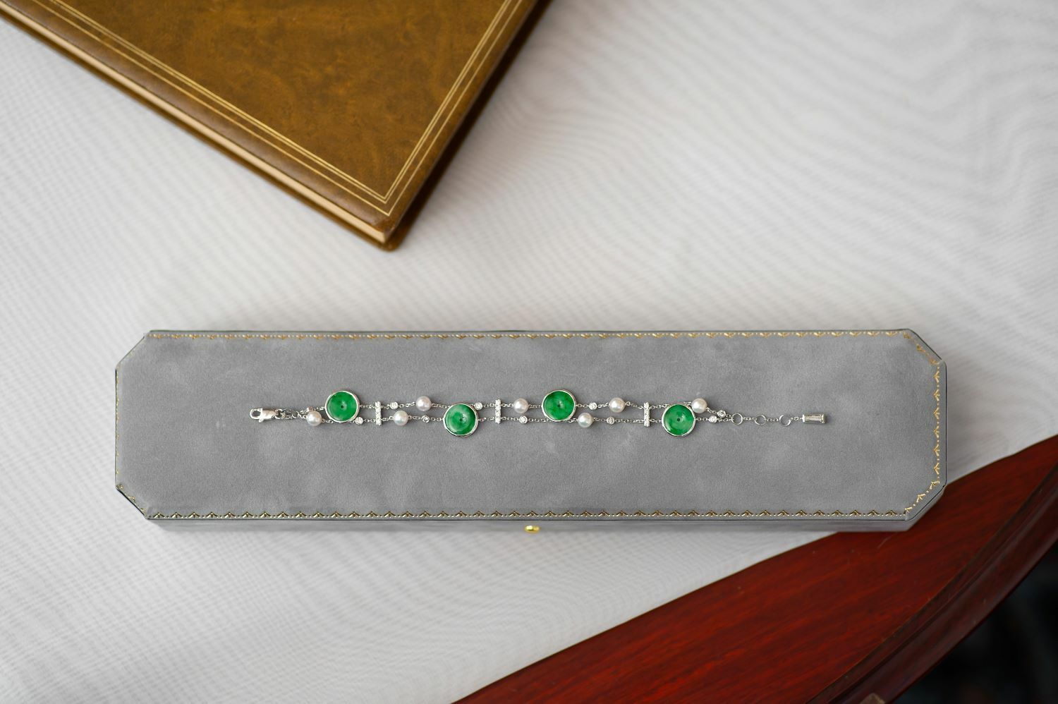 A peace buckle jadeite bracelet.