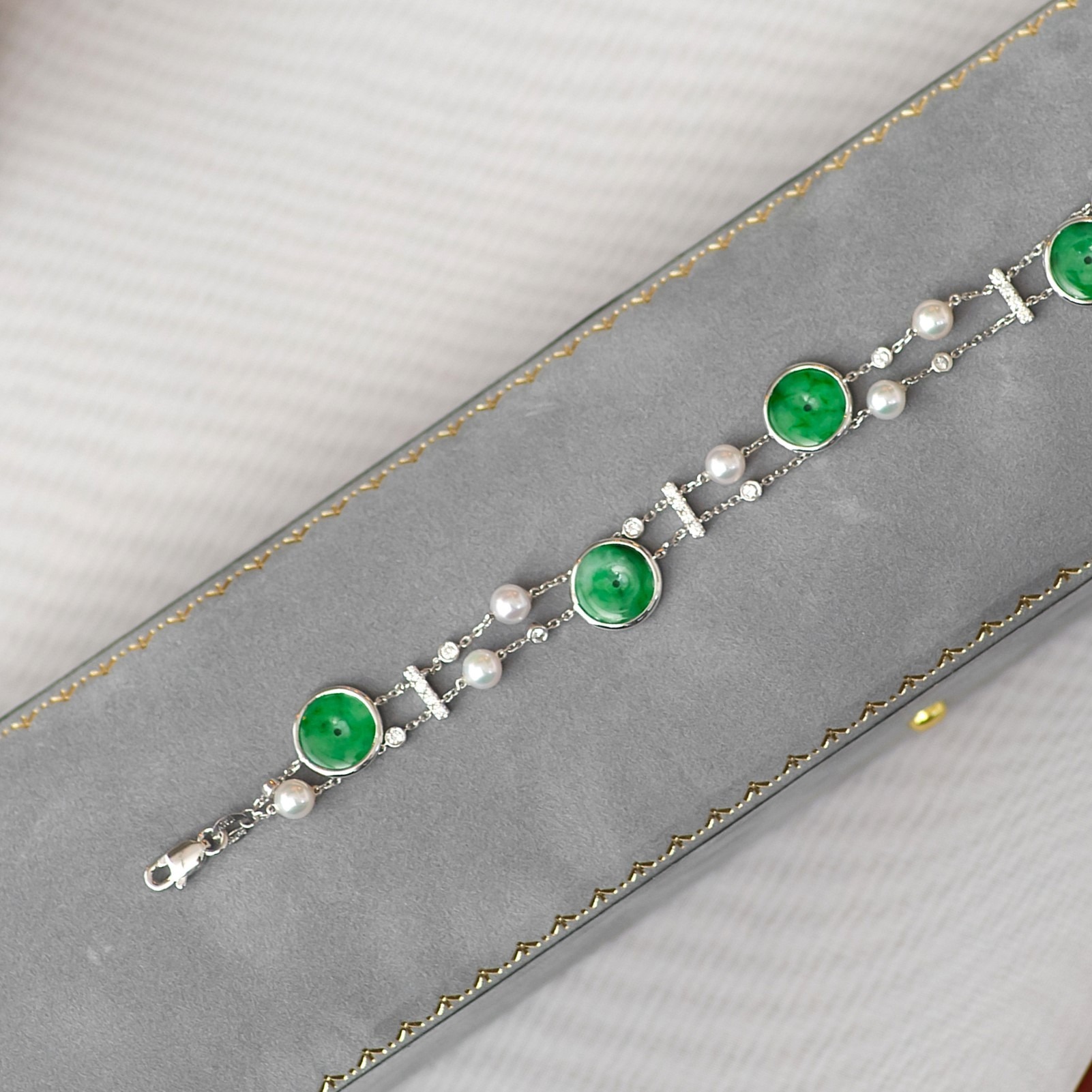 A peace buckle jadeite bracelet.