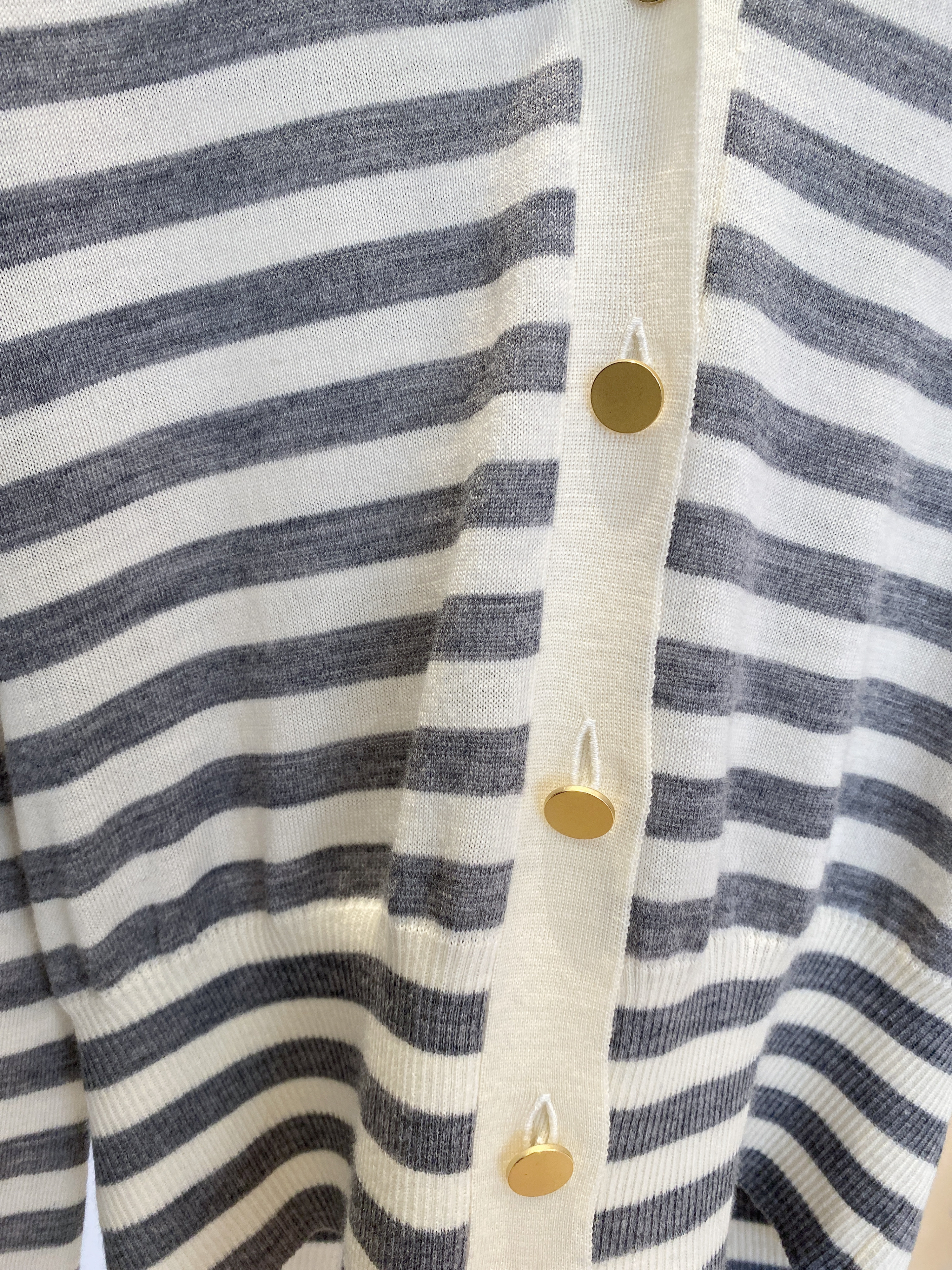 金釦橫條針織外套