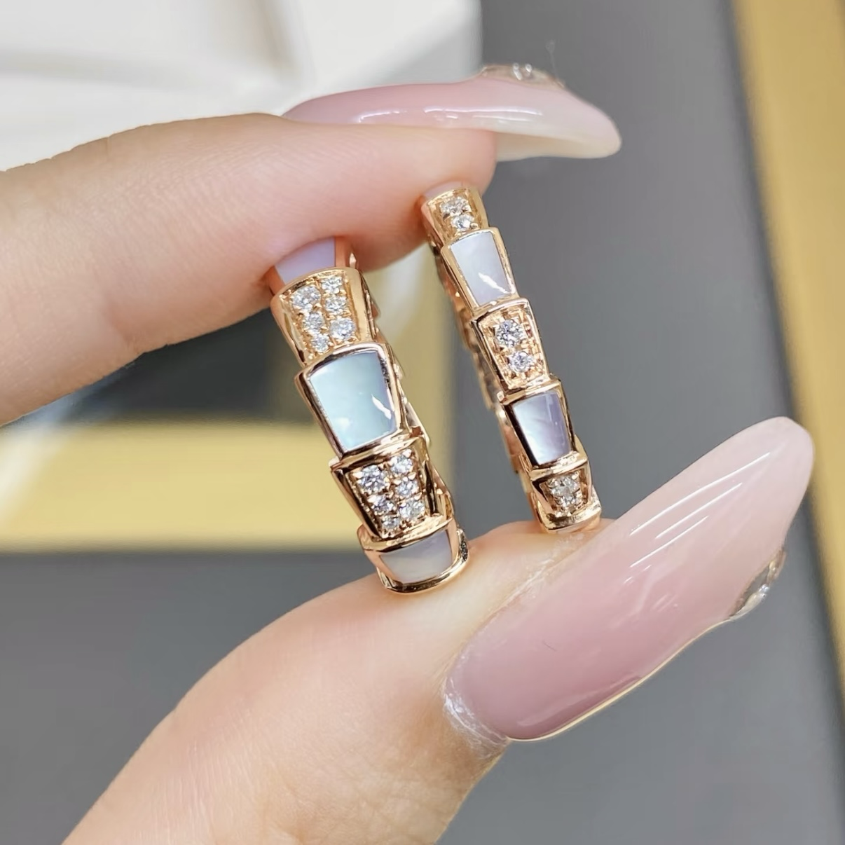 18k經典白貝間鑽蛇骨高奢定製戒