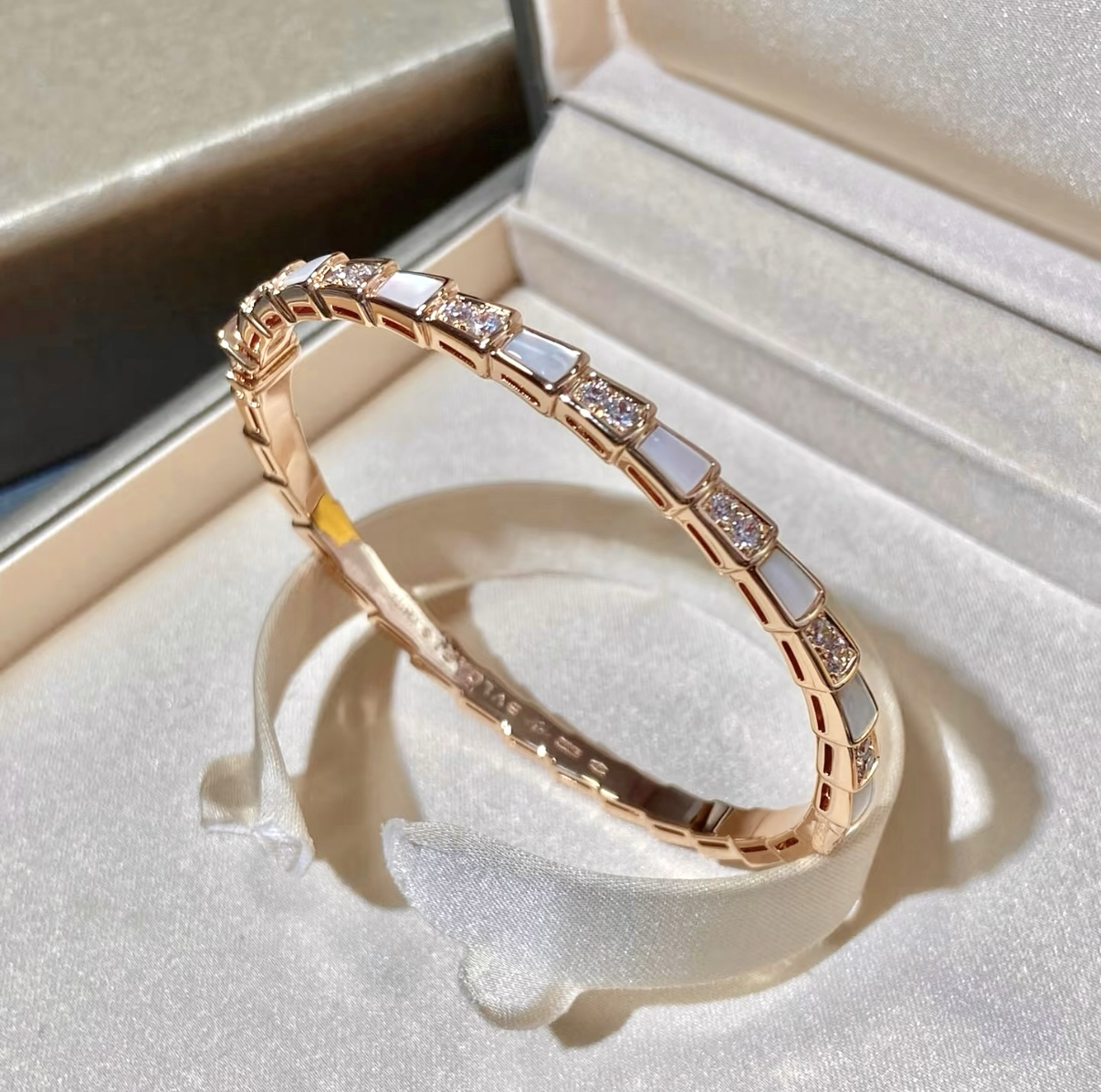 18k經典白貝間鑽蛇骨高奢定製手鐲