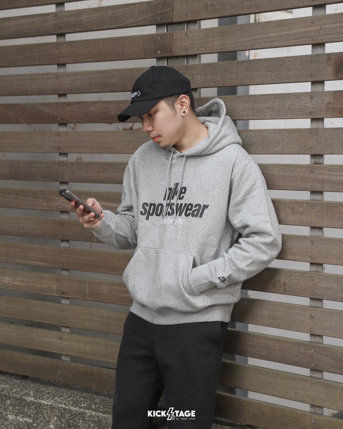 男女款 NIKE CLUB SPORTSWEAR HOODIE 灰色 刷毛 胸前標語 袖口刺繡 長袖 帽T【HJ2160】