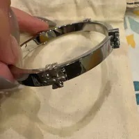 [S] TORY BURCH CLASSIC LOGO HINGE BANGLE,TORY SILVER, 145434-022 (STB656)