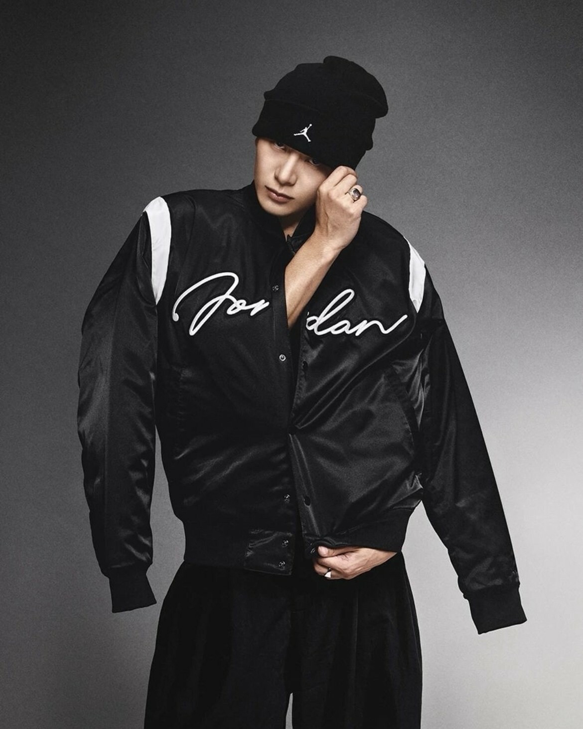 <王嘉爾同款 > Nike Jordan Logo 緞面 棒球外套 黑白 刺繡LOGO