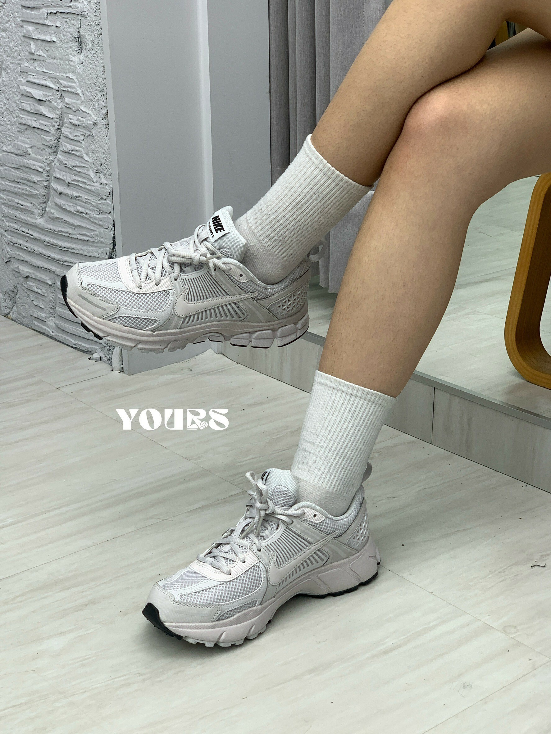 Nike Zoom Vomero 5 白灰 大童（HF6998-100）