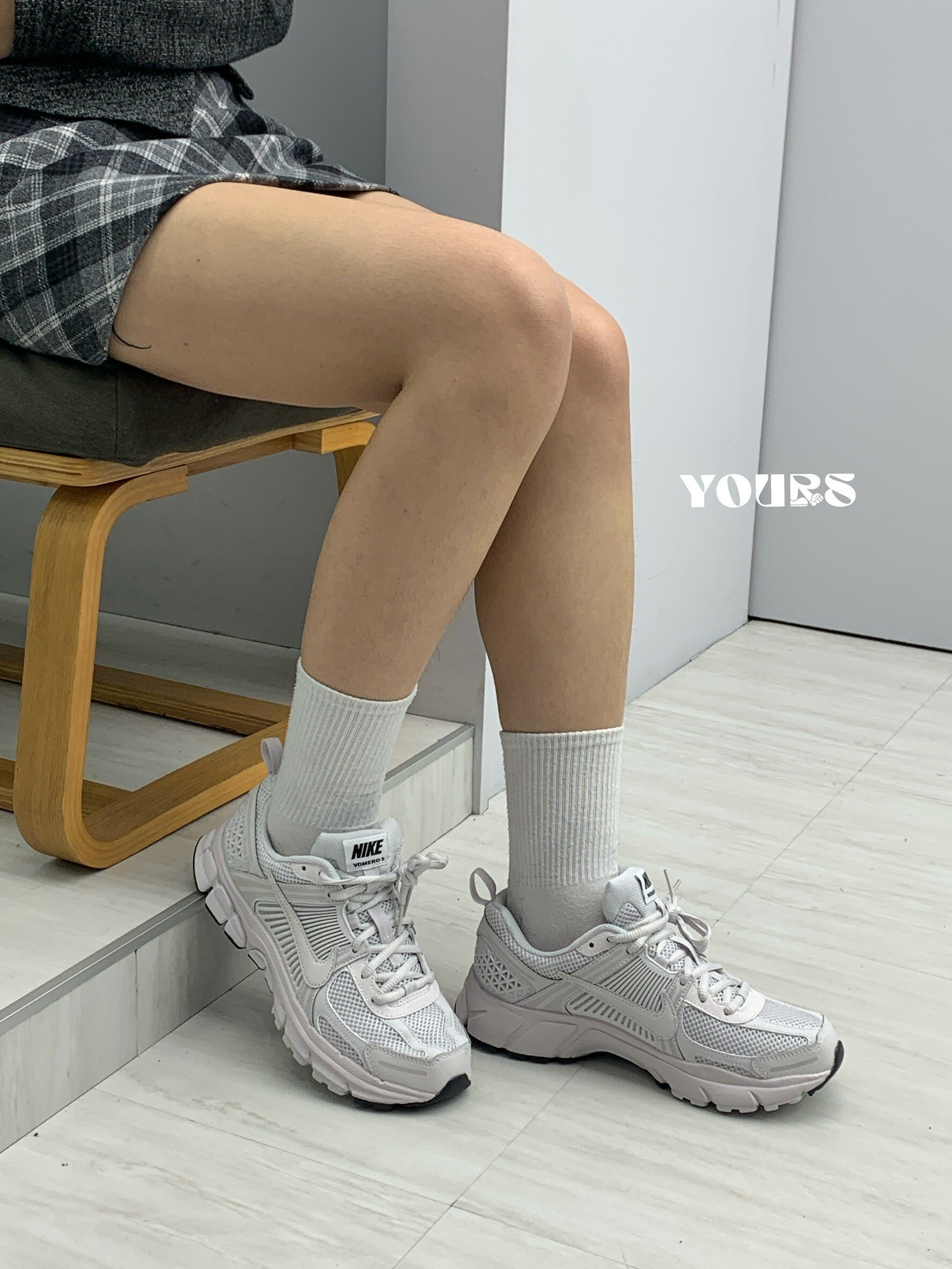 Nike Zoom Vomero 5 白灰 大童（HF6998-100）