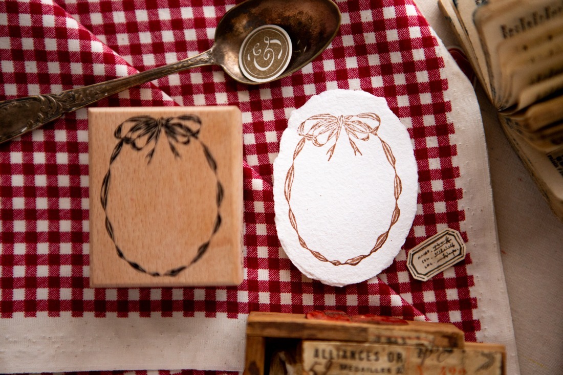 Ours - Oval Ribbon Frame Rubber Stamp
