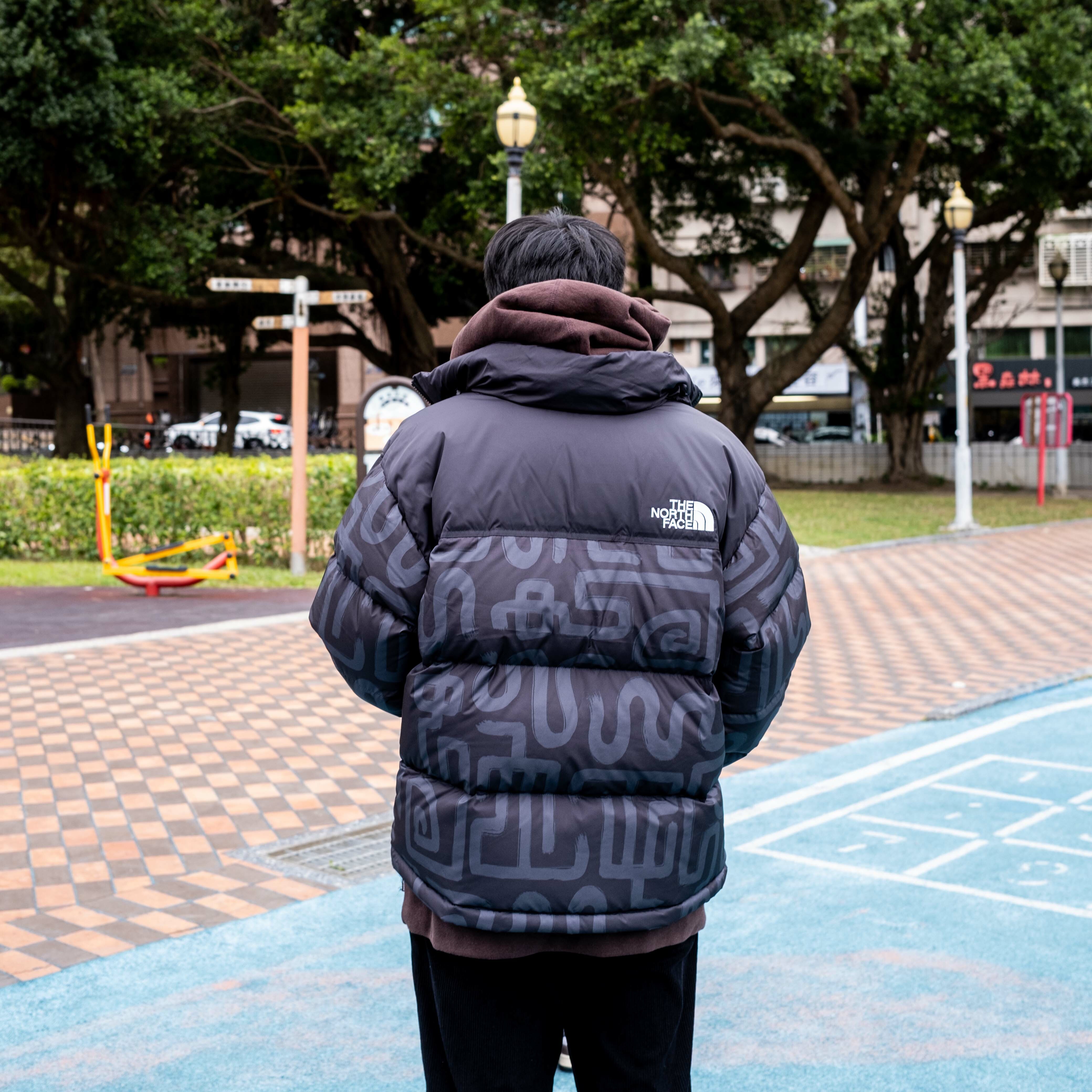 THE NORTH FACE M 1996 RETRO NUPTSE JACKET CNY 蛇年 圖騰 男款 防潑水 鵝絨外套-NF0A3C8D 黑色(8R0)