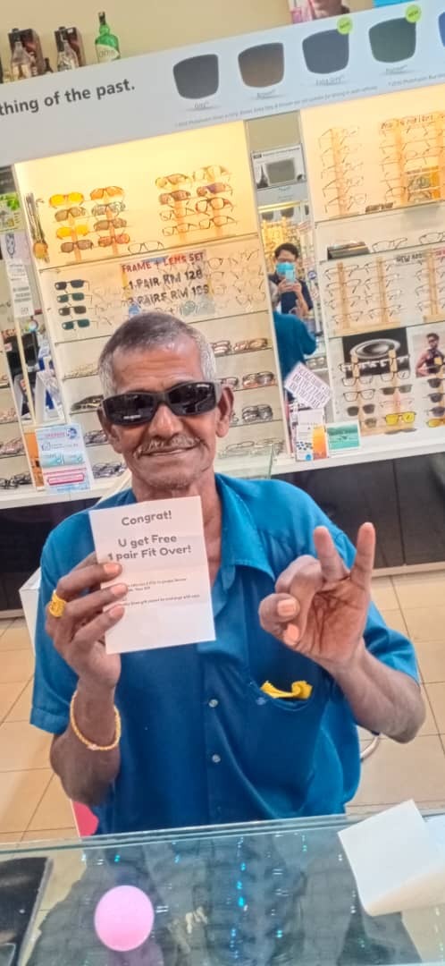 uncle is 1st winner , already get 1 free fit over , woah uncle so lucky!