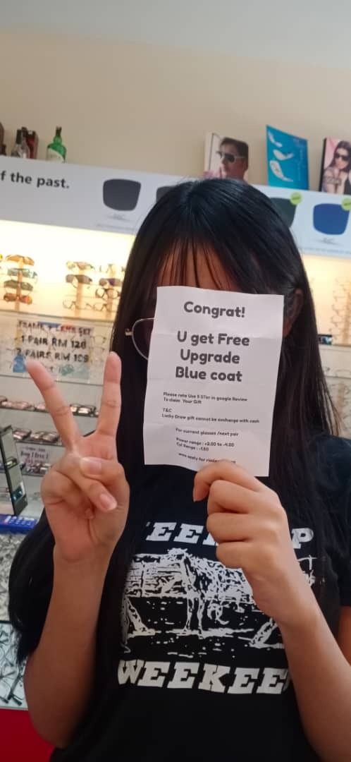 we see this babgy girl grown up also , but she too shy to show face , haiya ..