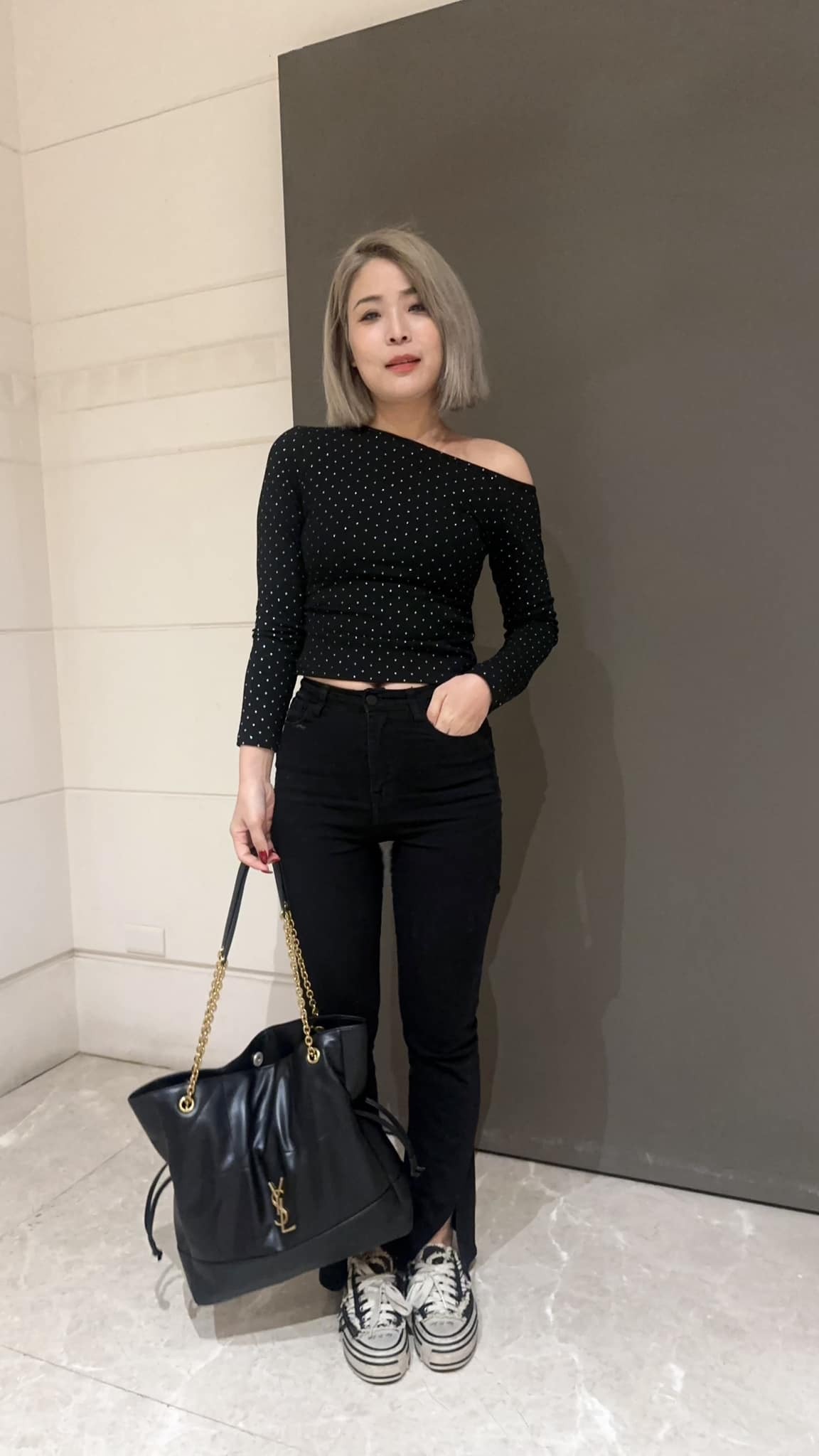 閃粉波點斜肩 棉質長袖上衣(黑/灰)