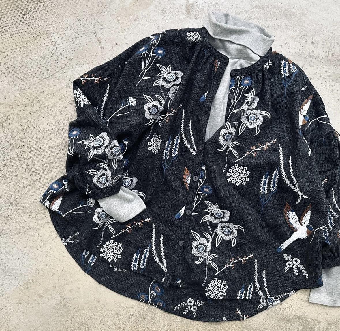 Marble 深灰色刺繡 top