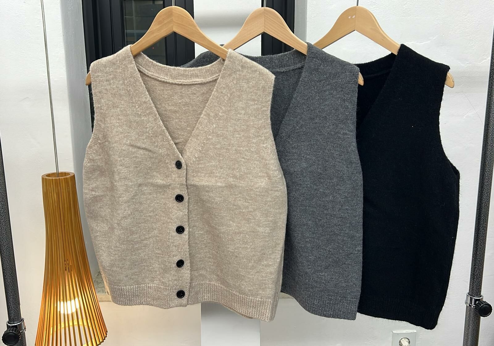 現貨韓國V領開胸背心（此為清貨價貨品不設退換）（K1 F481）
