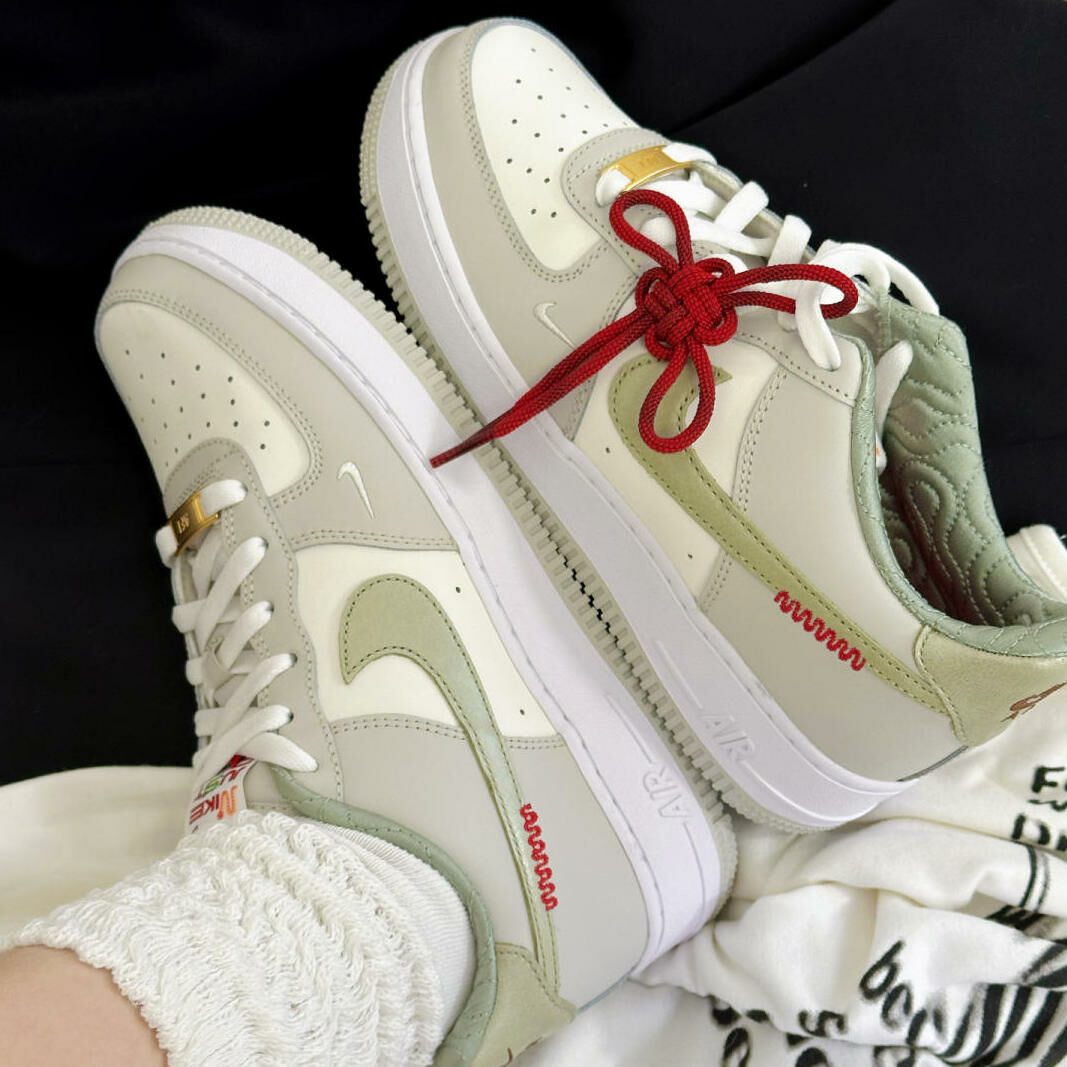 NIKE AIR FORCE 1 GS AF1 2025年 蛇年限定 燕麥灰綠 開心果綠 米色 米白 奶油白 中國結 外縫線 大童鞋 HV6000-131 / 現貨