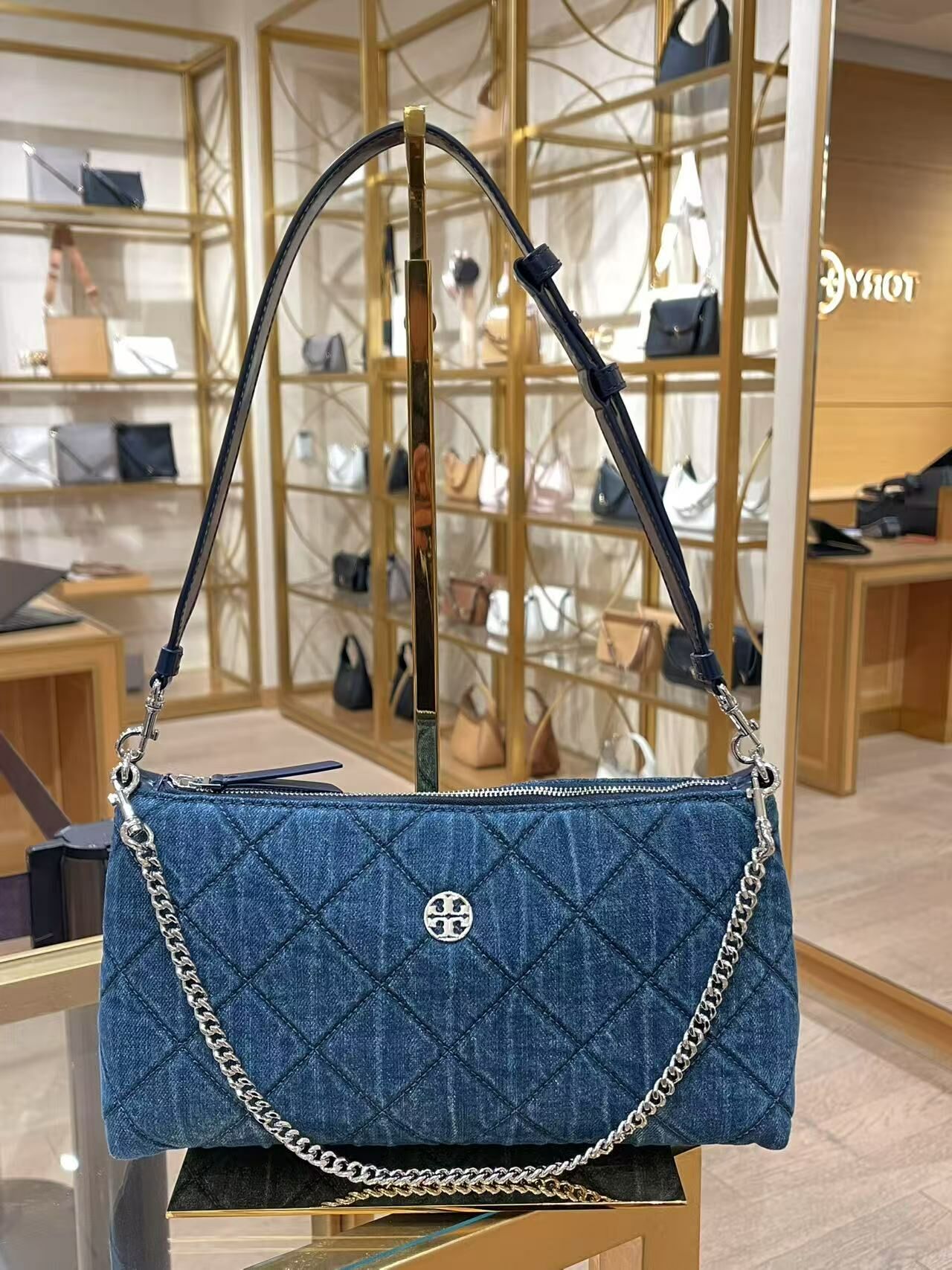 25年 Tory Burch Willa Small Zip Top Tote トートバッグ デニム Willa Small Zip Tote - Shop Stylish Designer Bags | TikTok