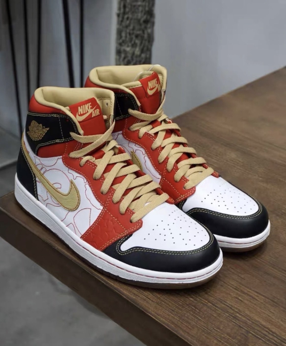 Air Jordan 1 Mid SE GC 喜慶 紅白黑 金勾