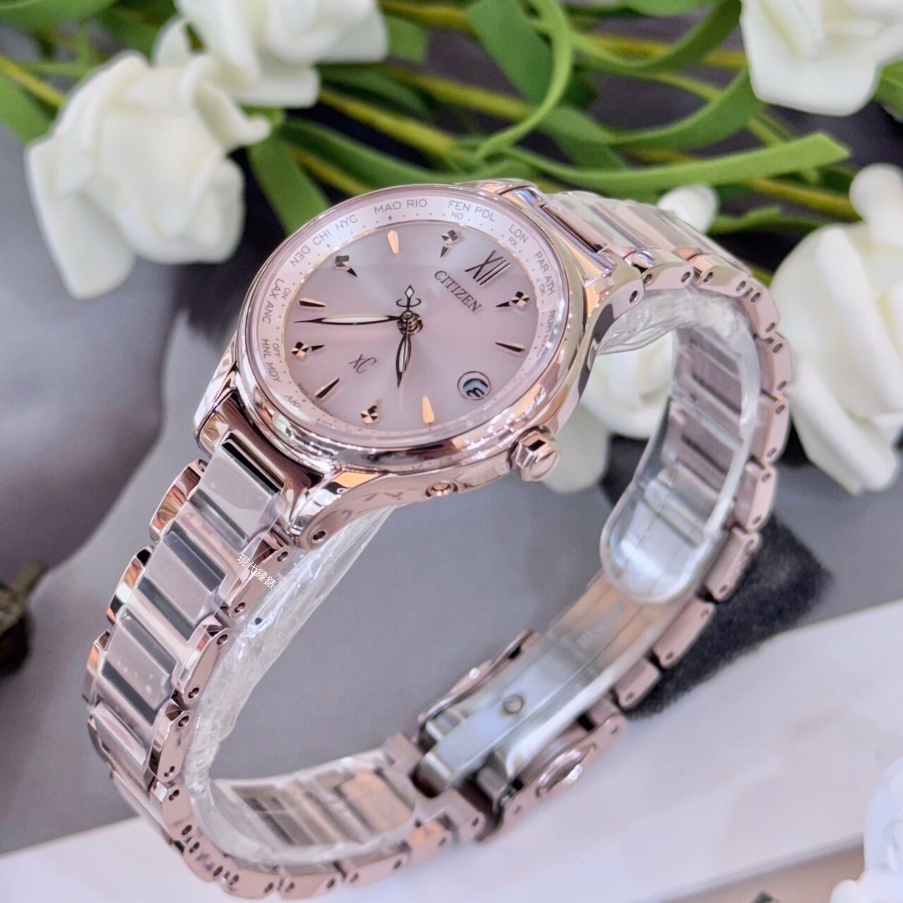 星 CITIZEN 星辰】XC系列Sakura pink 櫻花粉電波EC1193-55X 28mm