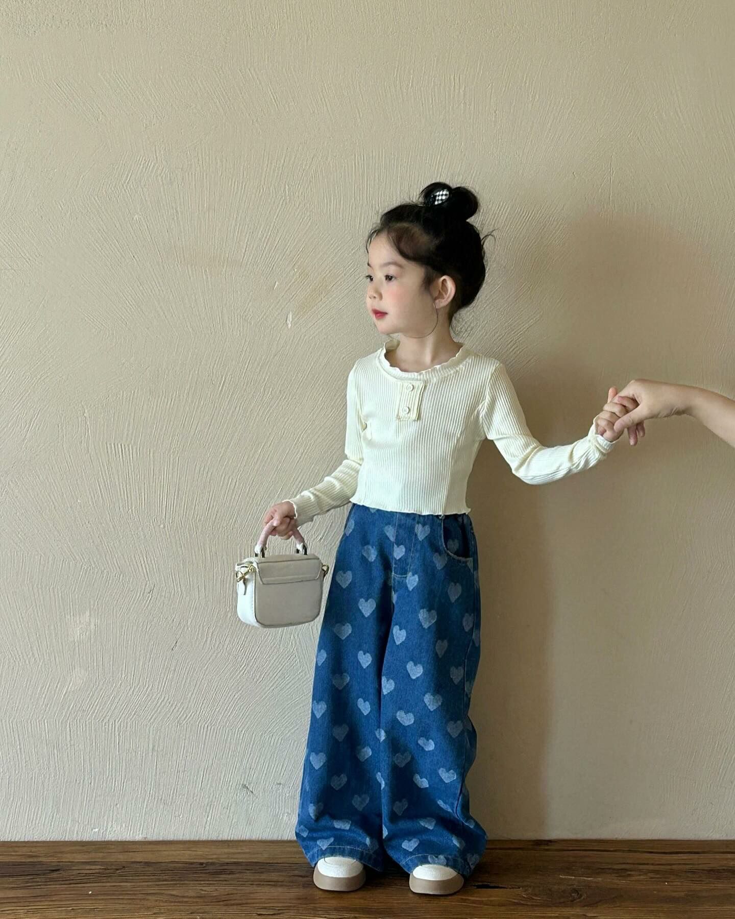 米白捲邊上衣/愛心牛仔褲