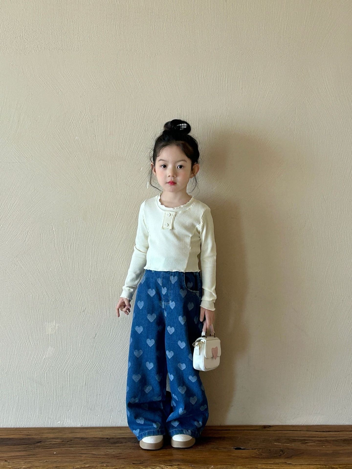 米白捲邊上衣/愛心牛仔褲