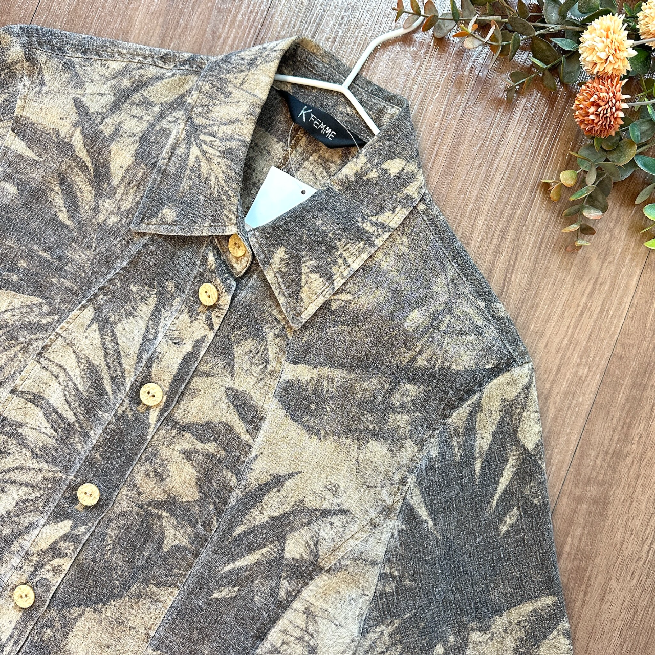 沙丘色樹葉圖案中袖上衣