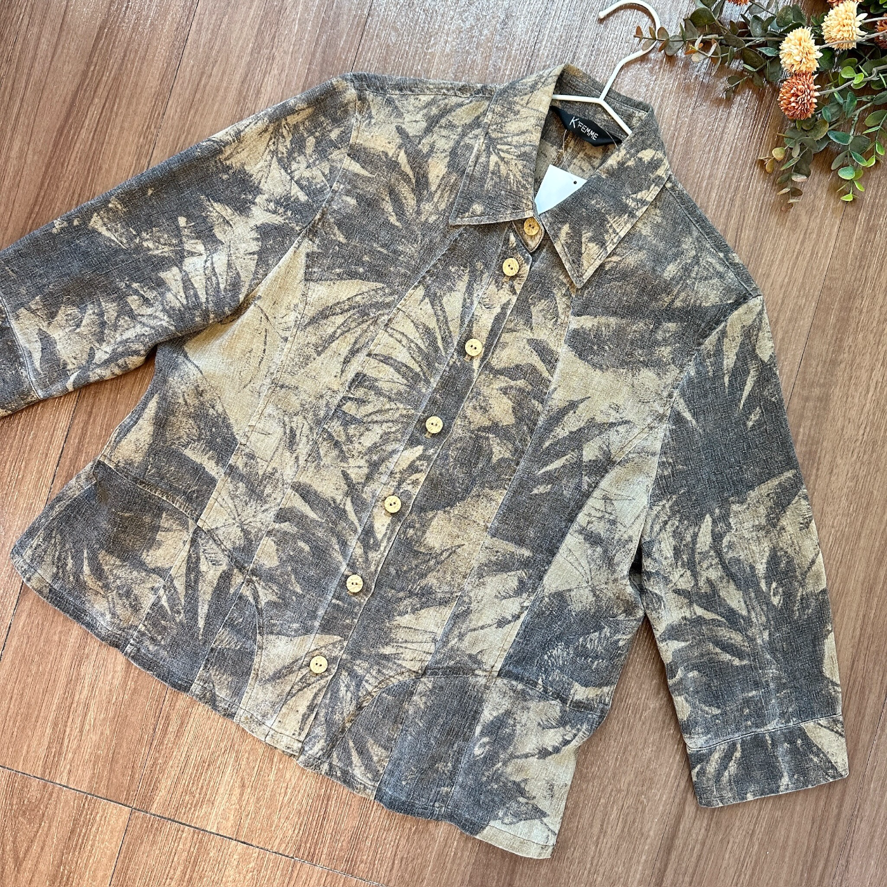 沙丘色樹葉圖案中袖上衣