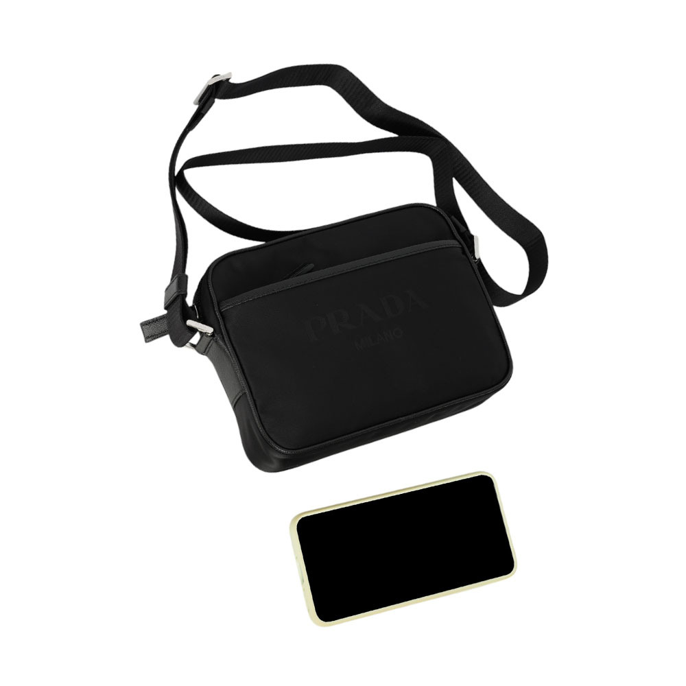 刺繡及三角牌Logo 雙面可用尼龍拉鍊斜背包(黑色) 2VH144 2FMO F0002