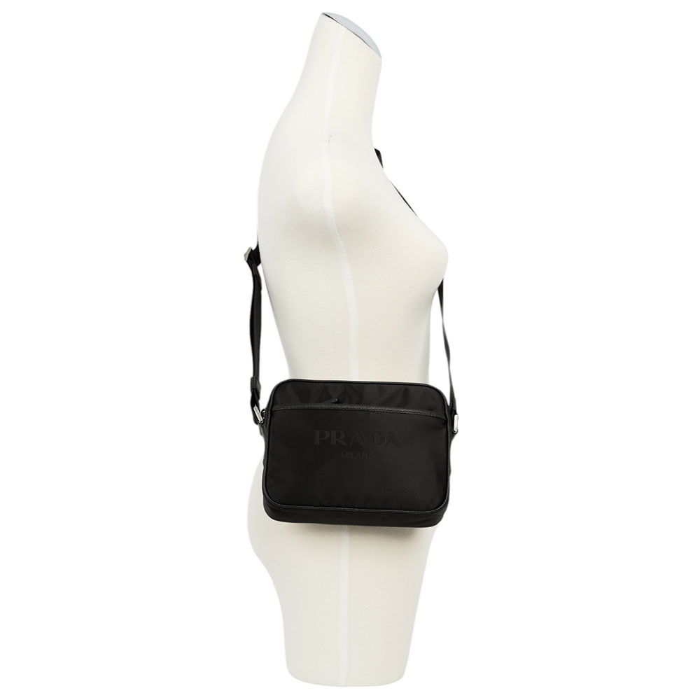 刺繡及三角牌Logo 雙面可用尼龍拉鍊斜背包(黑色) 2VH144 2FMO F0002