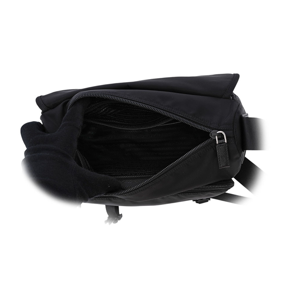 三角牌尼龍雙釦小款斜背包/相機包(黑色) 1BD953 ZOT F0002