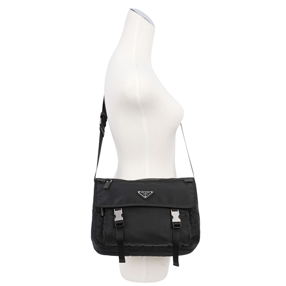 三角牌尼龍雙釦小款斜背包/相機包(黑色) 1BD953 ZOT F0002