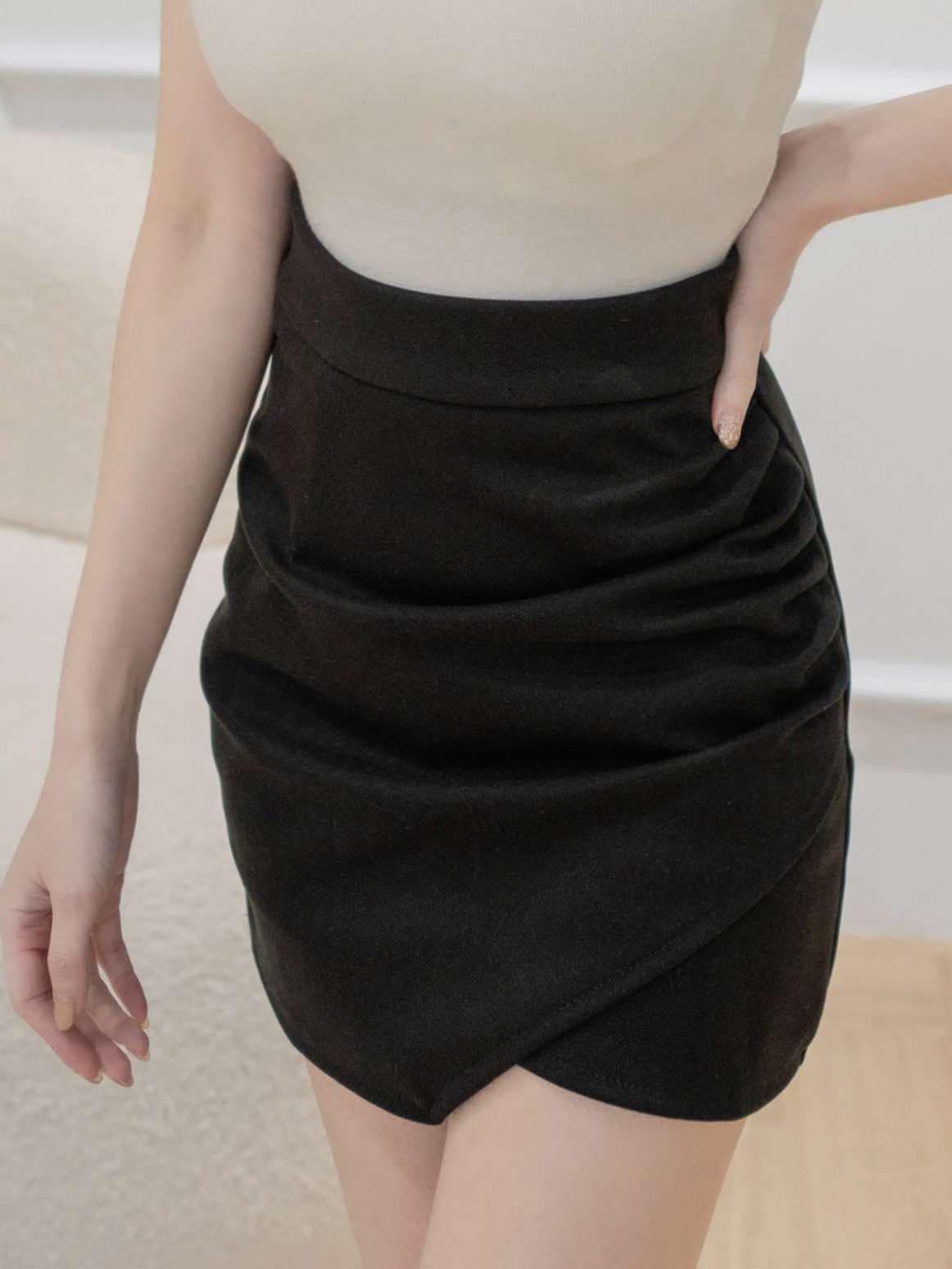 🤍毛呢面料抓皺包臀短裙（黑色均碼適合S~M號）