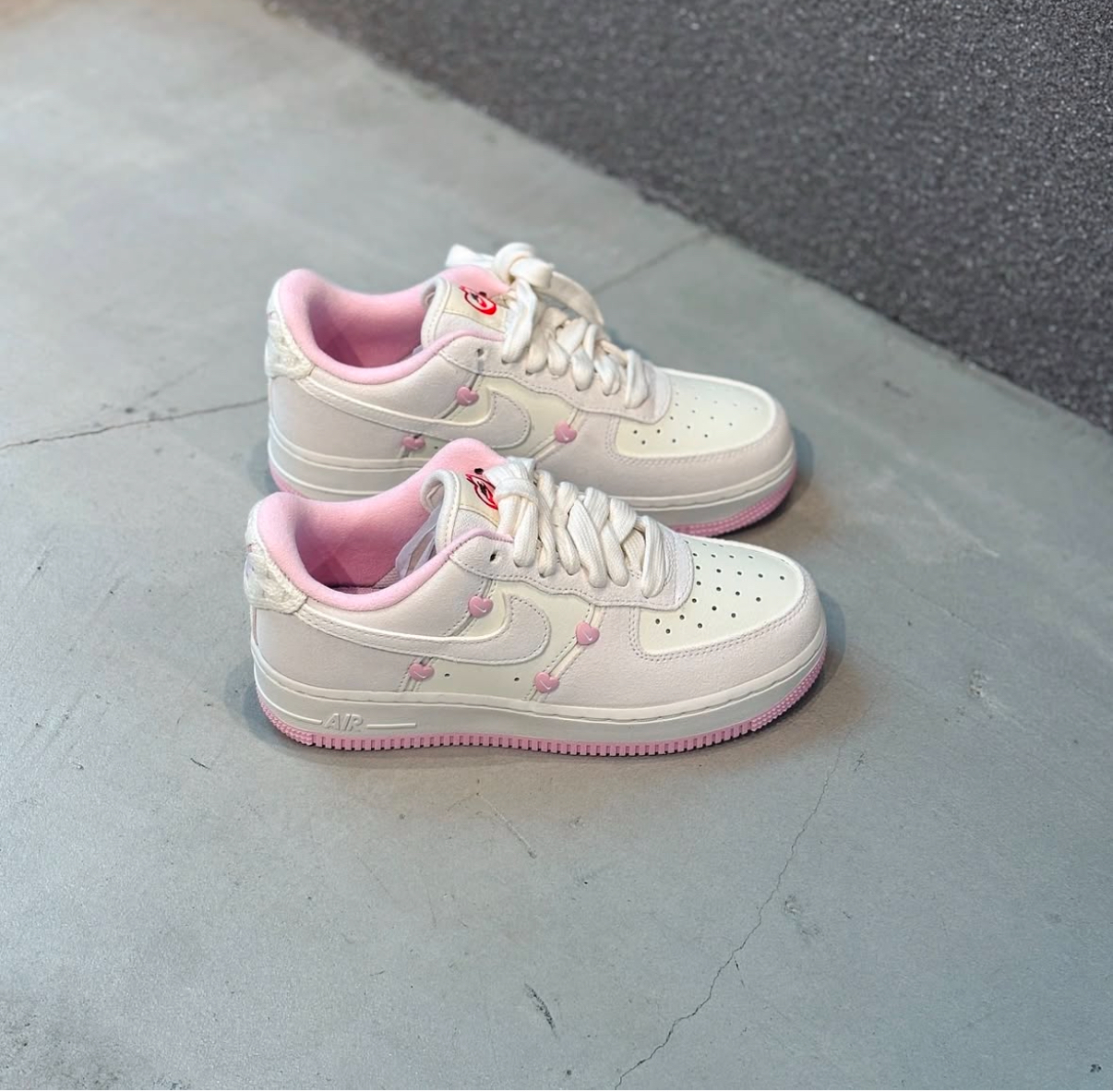 Nike Air Force 1 AF1 粉灰色 愛心 蘋果情人 麂皮 寬鞋帶 麻花編織 情人節限定 女款 HV5992-111/預購