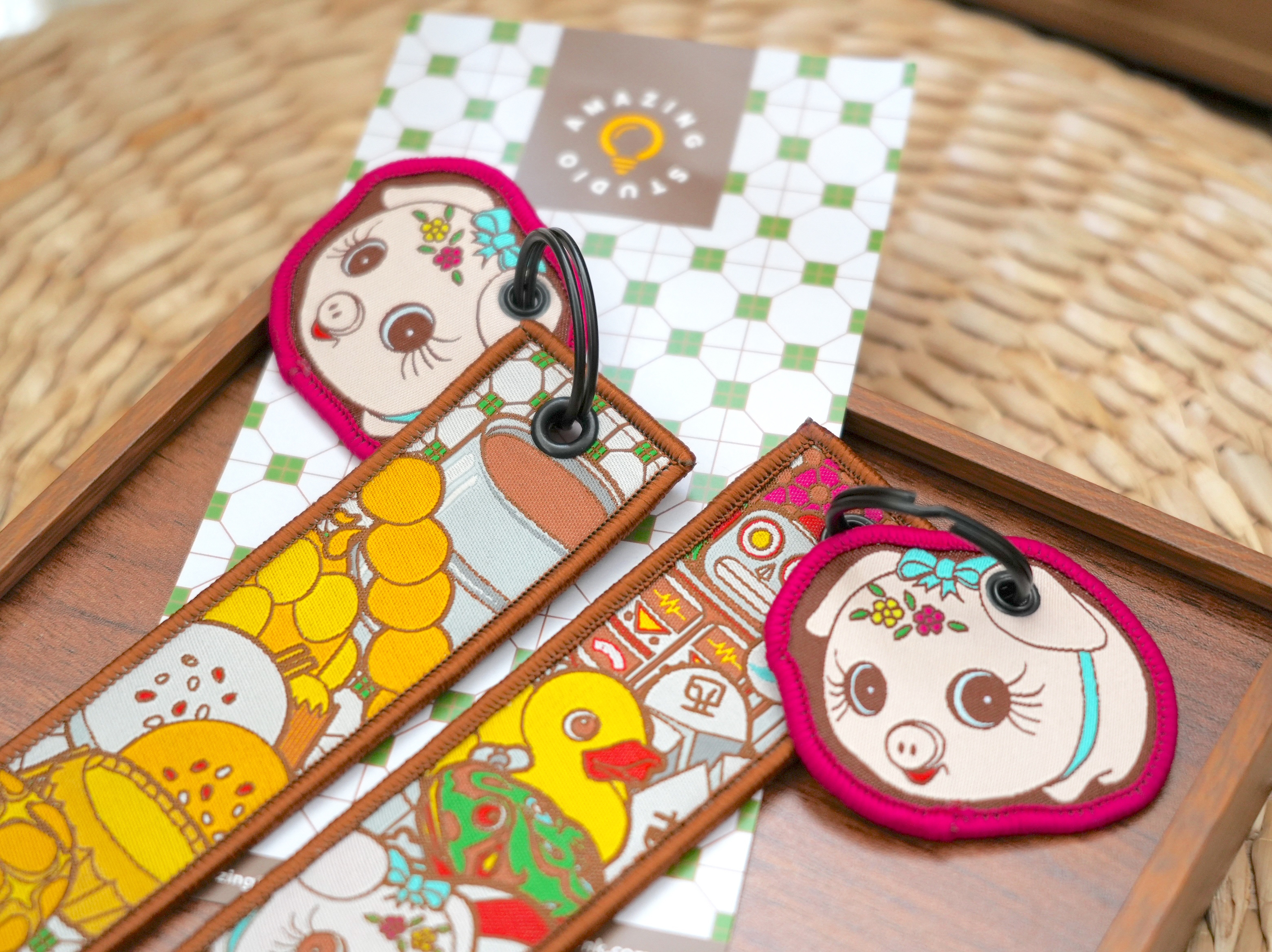【撈乜都掂 - 豬仔錢罌】 刺繡匙扣牌丨Amazing Studio