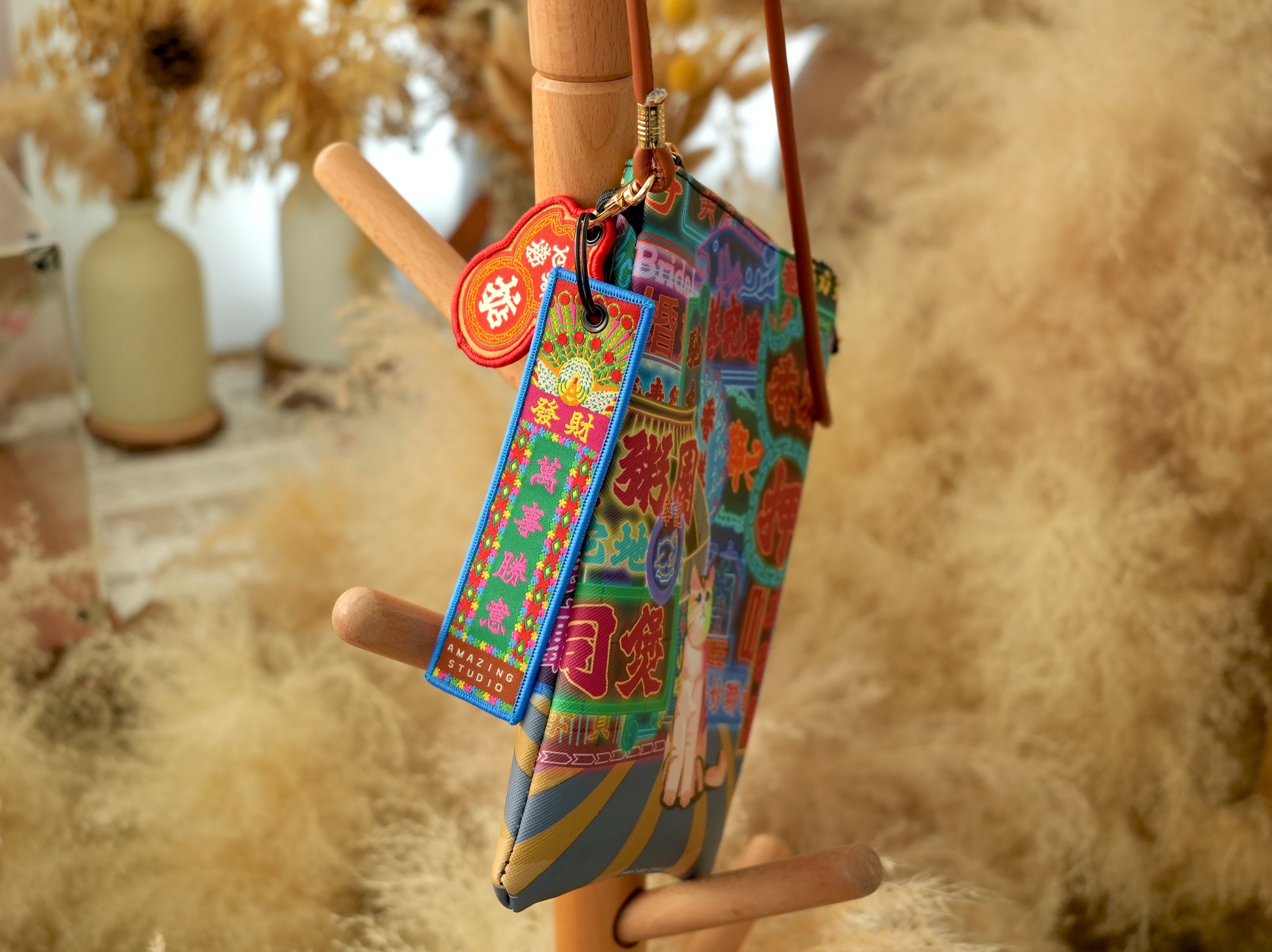 【撈乜都掂 - 霓虹燈】 刺繡匙扣牌丨Amazing Studio