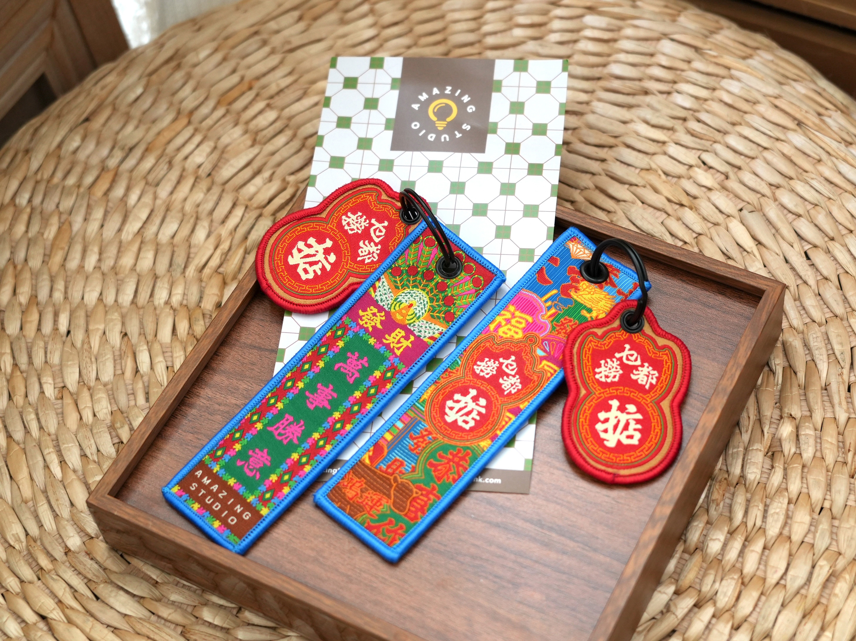 【撈乜都掂 - 霓虹燈】 刺繡匙扣牌丨Amazing Studio