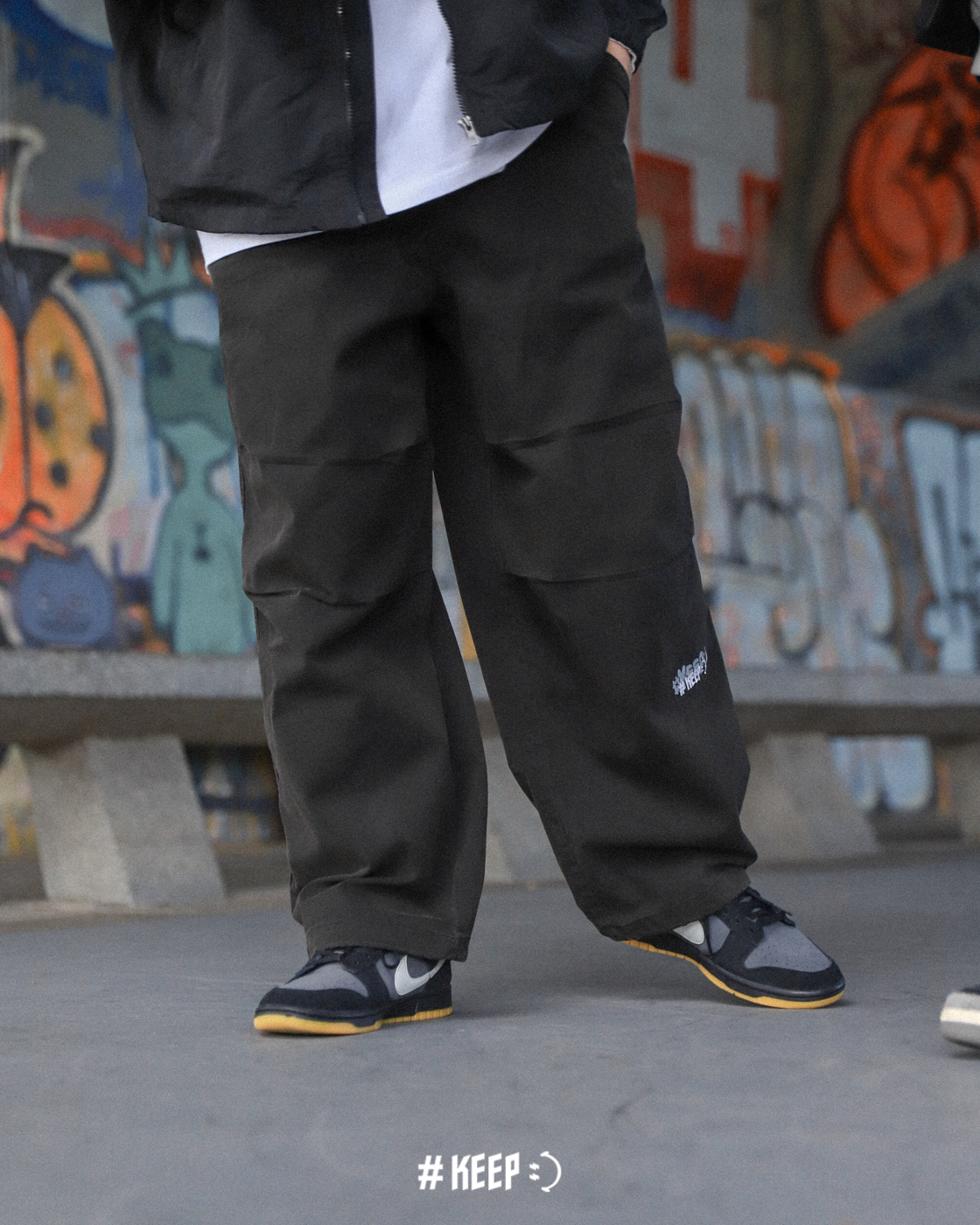 #KEEP LOGO WIDE PANTS 黑色 可調褲腳 水洗寬版剪裁長褲【KS276-BK】