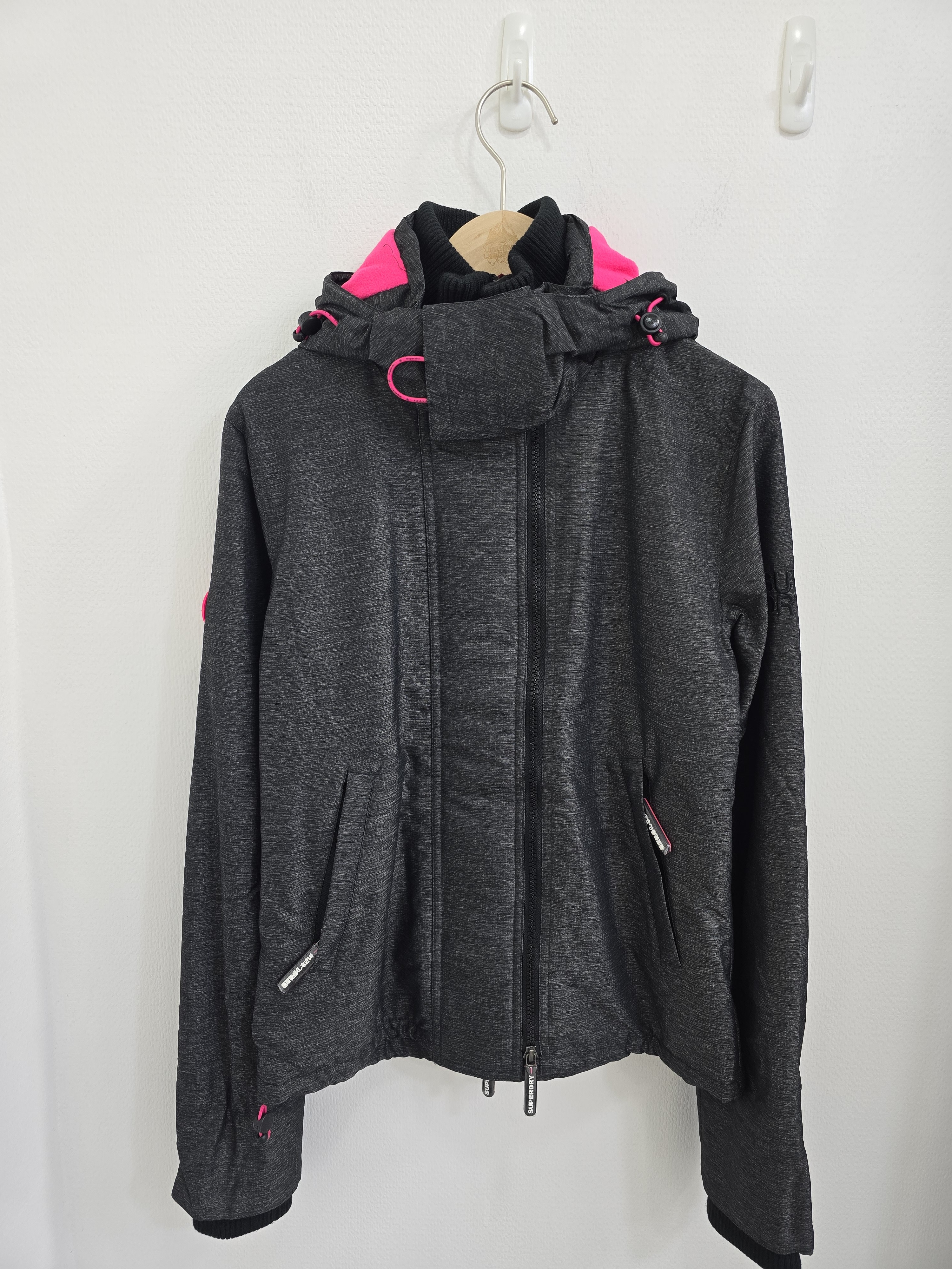 【現貨】Superdry Arctic Hood PopZip Windcheater 黑灰玫粉-WOMEN