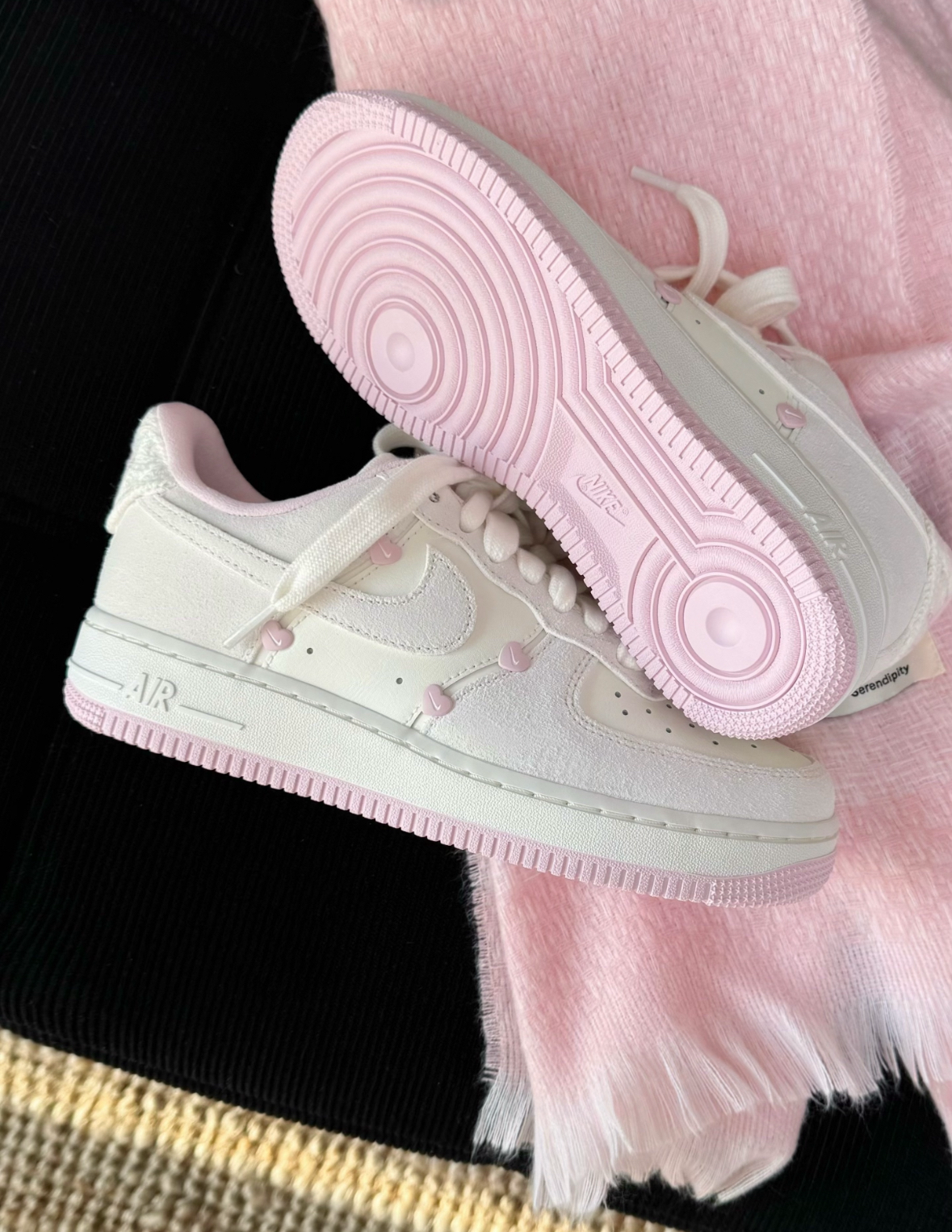 Nike Air Force 1 情人節限定 米白色 粉色 愛心 麂皮 女款 HV5992-111/預購