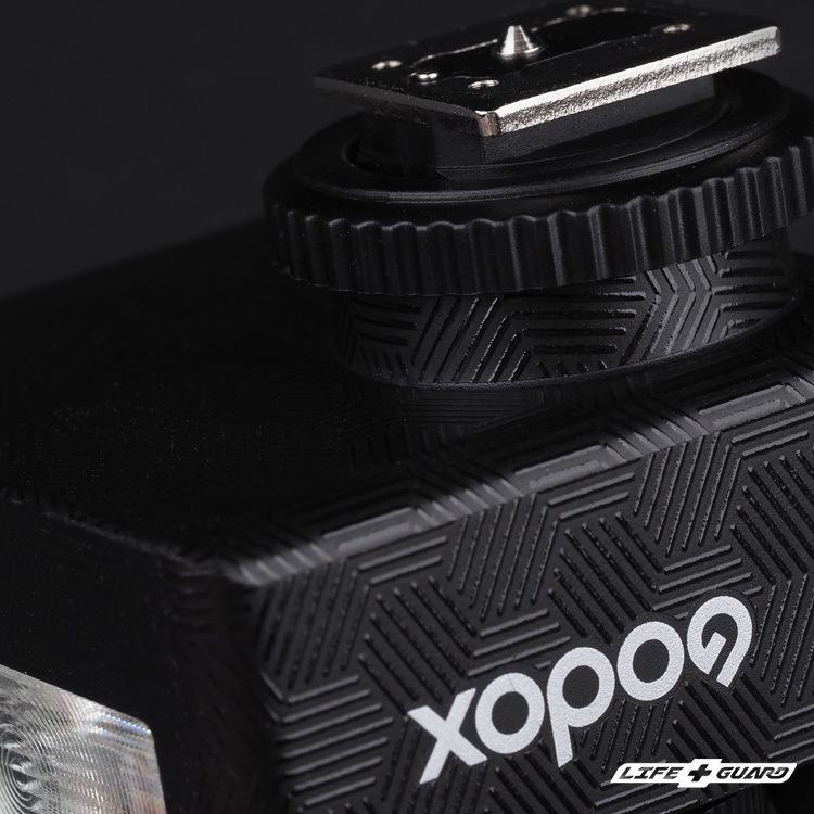 LIFE+GUARD 貼膜安裝示意，適用 Godox iM30 單熱點機頂閃光燈