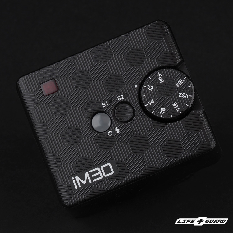 LIFE+GUARD 貼膜安裝示意，適用 Godox iM30 單熱點機頂閃光燈