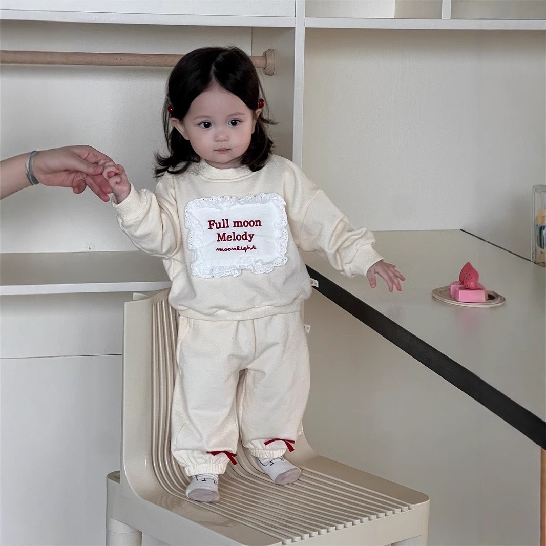 英字花邊拼接布休閒上衣