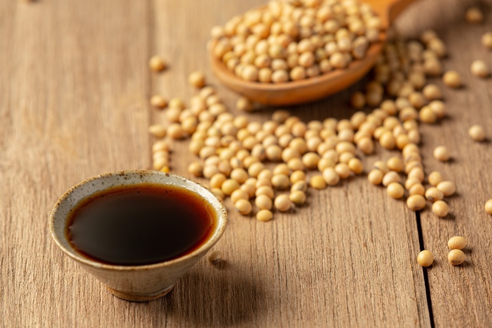 簡單來說，台灣醬油的主要原料有兩種：黑豆和黃豆，風味也取決於原料。