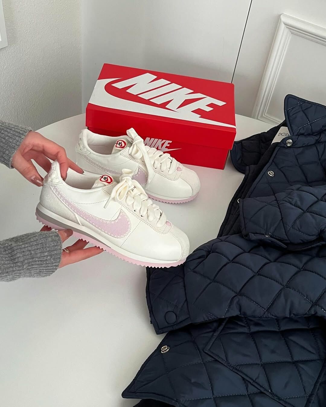 NIKE CORTEZ 阿甘 2025年 情人節限定 奶油色 櫻花粉 粉紫 外縫線 愛心 蘋果 女鞋 HV6012-161 / 現貨