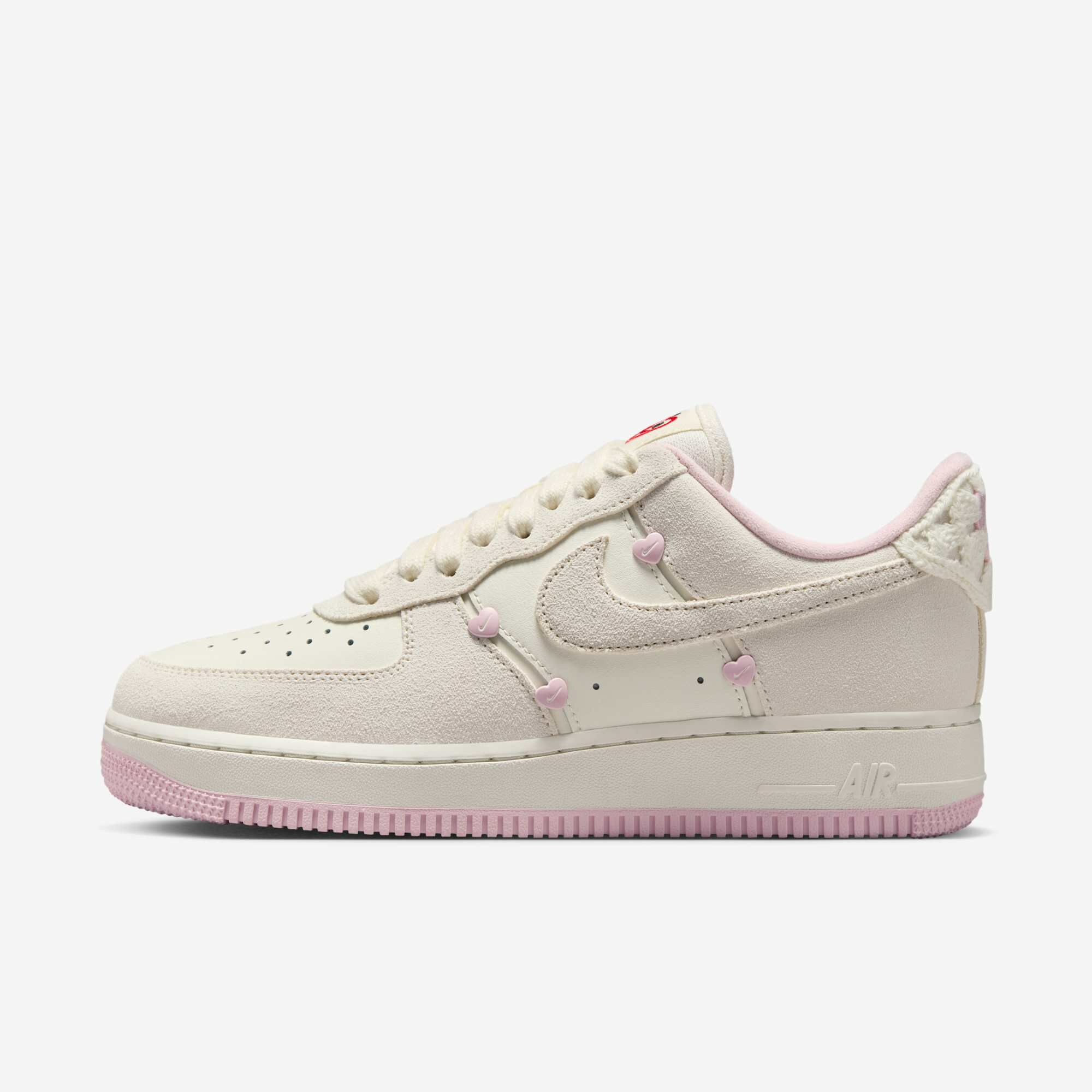 Nike Air Force 1 AF1 Low Valentine's Day 2025 白粉麂皮 情人節限定 愛心 刺繡蘋果 HV5992-111