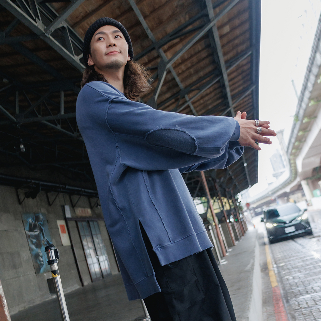水洗系列 手肘補丁 舊化加工長版衛衣－光霧藍