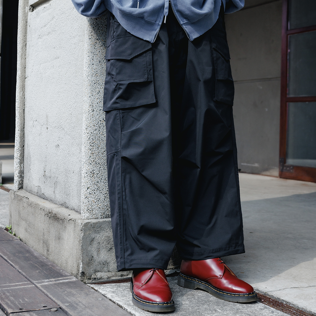 四季皆可 微光澤寬鬆感 ８口袋抽繩軍褲－低調黑色