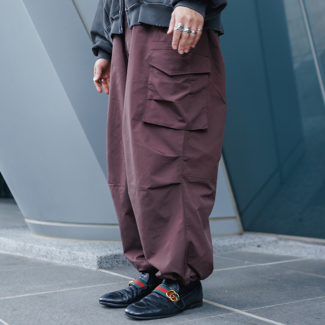 四季皆可 微光澤寬鬆感 ８口袋抽繩軍褲－摩卡咖啡